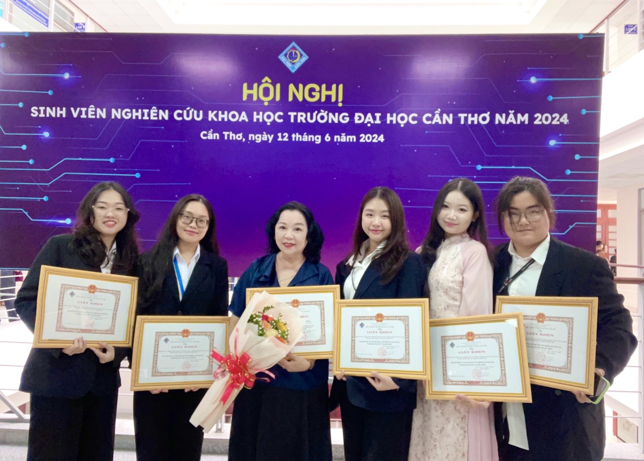 Nhóm nghiên cứu sinh viên ngành công nghệ thực phẩm, đạt Giải Nhất sinh viên nghiên cứu khoa học cấp Trường năm 2024